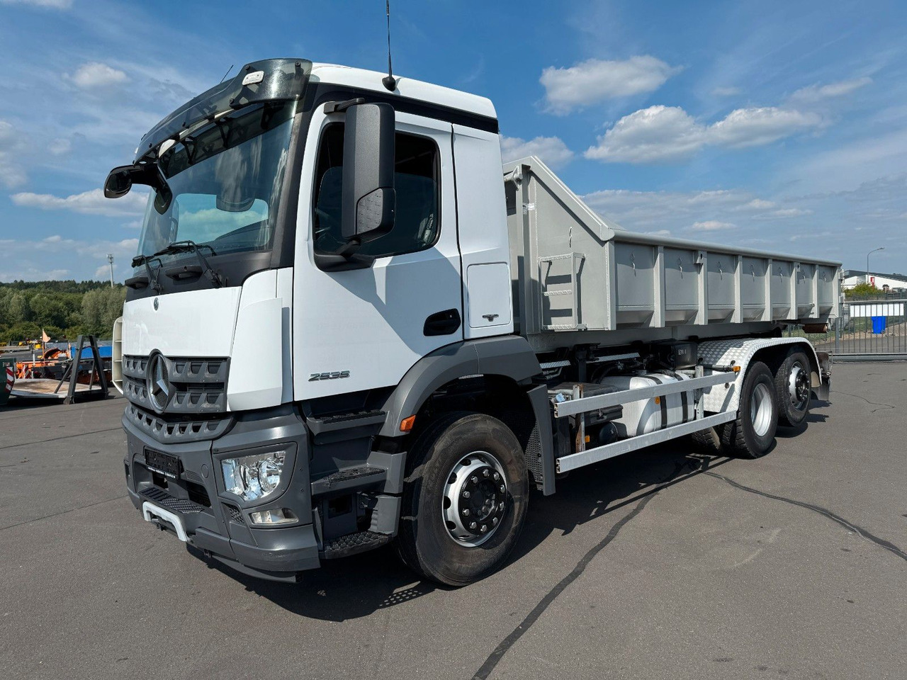 Mercedes-Benz Arocs 2535 6x2 Hiab XR 21S59 + Kranhydraulik - Haakarmsysteem vrachtwagen: afbeelding 1 Mercedes-Benz Arocs 2535 6x2 Hiab XR 21S59 + Kranhydraulik - Haakarmsysteem vrachtwagen: afbeelding 1
