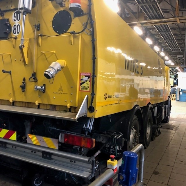 Runway Sweeper Johnston-Beam Scania P400 Model Beam S14000 - Veegwagen: afbeelding 2 Runway Sweeper Johnston-Beam Scania P400 Model Beam S14000 - Veegwagen: afbeelding 2