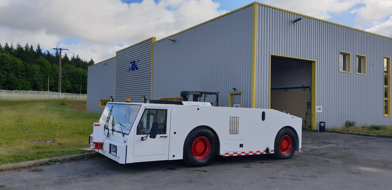 SOVAM K250 - Vliegtuigtrekker: afbeelding 2 SOVAM K250 - Vliegtuigtrekker: afbeelding 2