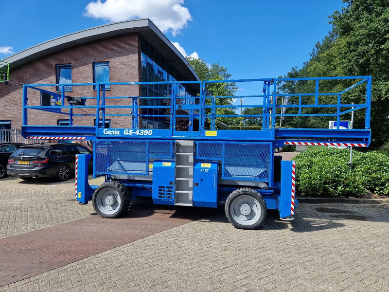 Genie GS-4390 (15,5 mtr werkhoogte) - Schaarlift: afbeelding 2 Genie GS-4390 (15,5 mtr werkhoogte) - Schaarlift: afbeelding 2