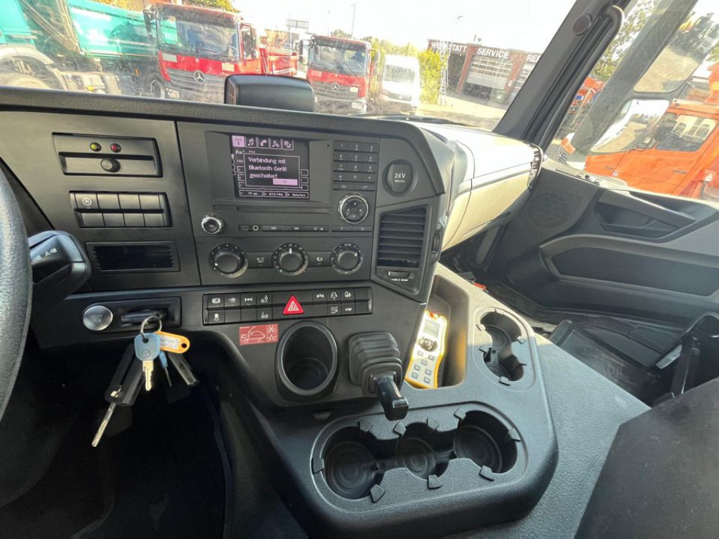 MERCEDES-BENZ Antos 2543 L 6x2 Abrollkipper mit Kran Funk+Greiferst. - Haakarmsysteem vrachtwagen, Kraanwagen: afbeelding 2 MERCEDES-BENZ Antos 2543 L 6x2 Abrollkipper mit Kran Funk+Greiferst. - Haakarmsysteem vrachtwagen, Kraanwagen: afbeelding 2