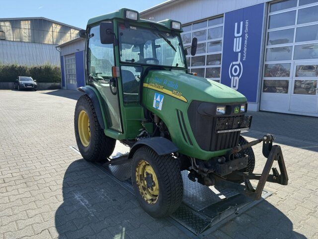John Deere 3520 Kommunaltrak. Frontkraftheber Kuppeldreieck - Gemeentelijke tractor: afbeelding 1 John Deere 3520 Kommunaltrak. Frontkraftheber Kuppeldreieck - Gemeentelijke tractor: afbeelding 1