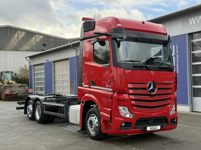 Mercedes-Benz ACTROS 2543 6x2 Wechselaufbau BDF AHK 2 Betten - Containertransporter/ Wissellaadbak vrachtwagen: afbeelding 1 Mercedes-Benz ACTROS 2543 6x2 Wechselaufbau BDF AHK 2 Betten - Containertransporter/ Wissellaadbak vrachtwagen: afbeelding 1