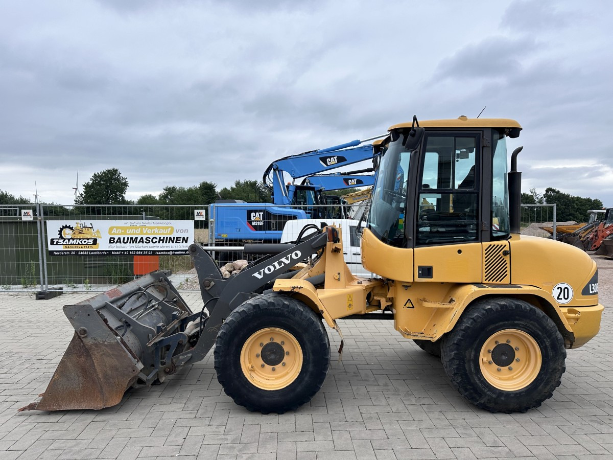 VOLVO L 30 B PRO 3er Kreis Klappschaufel+Palettengabel - Wiellader: afbeelding 1 VOLVO L 30 B PRO 3er Kreis Klappschaufel+Palettengabel - Wiellader: afbeelding 1