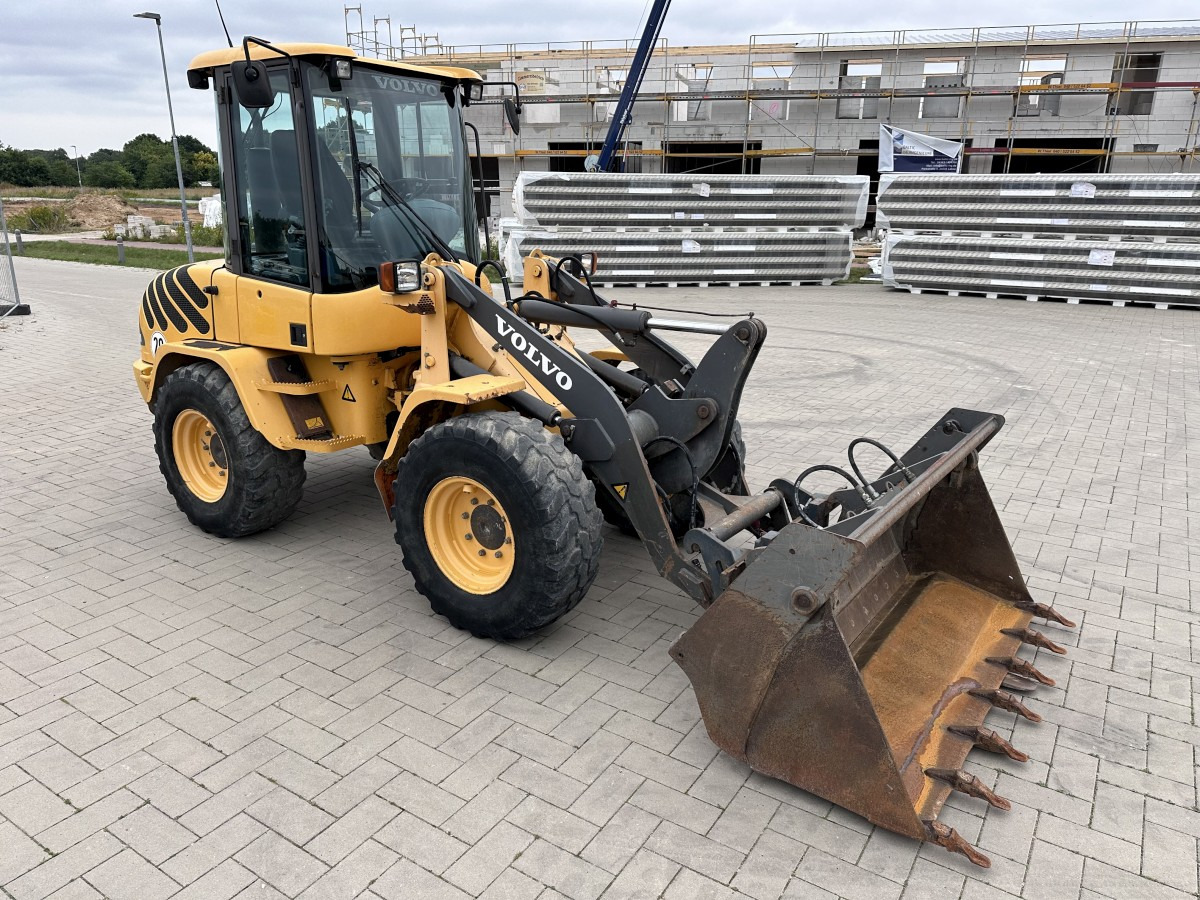 VOLVO L 30 B PRO 3er Kreis Klappschaufel+Palettengabel - Wiellader: afbeelding 4 VOLVO L 30 B PRO 3er Kreis Klappschaufel+Palettengabel - Wiellader: afbeelding 4