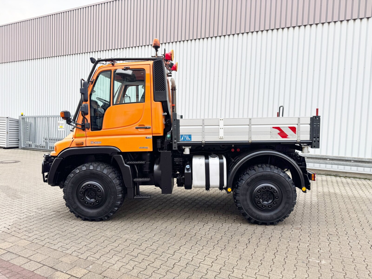 Unimog U 400 405/12 4x4 U 400 405/12 4x4, Kipper, Kommunalhydraulik, VarioPilot, Zapfwelle - Bedrijfswagen: afbeelding 2 Unimog U 400 405/12 4x4 U 400 405/12 4x4, Kipper, Kommunalhydraulik, VarioPilot, Zapfwelle - Bedrijfswagen: afbeelding 2