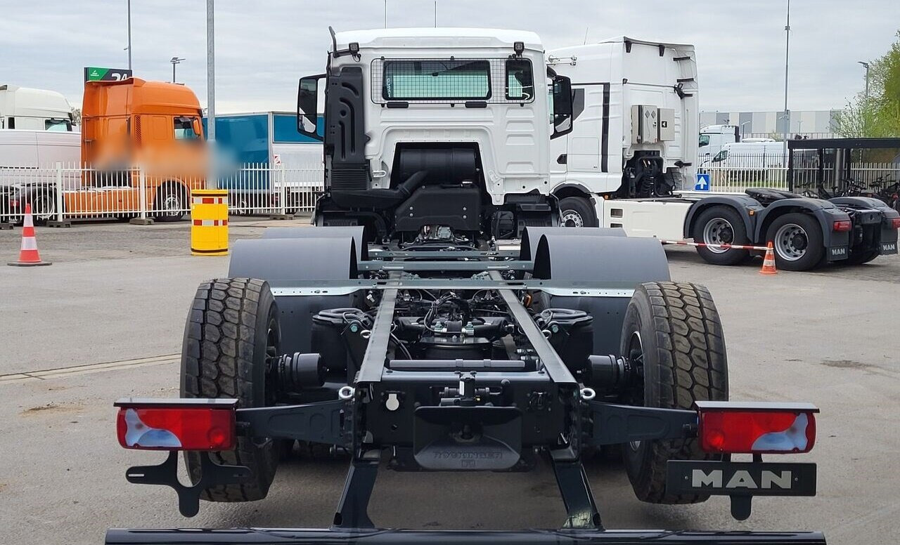 MAN TGS 35.470 8x4-4 BL TGS 35.470 8x4-4 BL, Lenk-/Liftachse, Navi, Nebenantrieb - Chassis vrachtwagen: afbeelding 3 MAN TGS 35.470 8x4-4 BL TGS 35.470 8x4-4 BL, Lenk-/Liftachse, Navi, Nebenantrieb - Chassis vrachtwagen: afbeelding 3