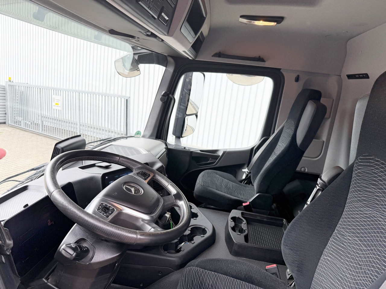 Mercedes-Benz Actros 1832 L 4x2 Actros 1832 L 4x2, Navi, MultimediaCockpit, Funk - Portaalarmsysteem vrachtwagen: afbeelding 4 Mercedes-Benz Actros 1832 L 4x2 Actros 1832 L 4x2, Navi, MultimediaCockpit, Funk - Portaalarmsysteem vrachtwagen: afbeelding 4