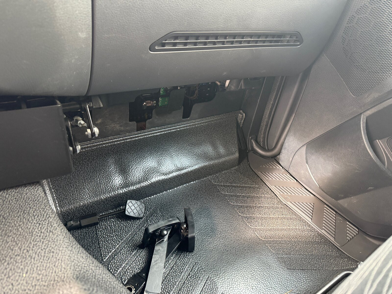 Mercedes-Benz Arocs 1827/30 A 4x4 Arocs 1827/30 A 4x4, Ex-! - Vrachtwagen met open laadbak: afbeelding 3 Mercedes-Benz Arocs 1827/30 A 4x4 Arocs 1827/30 A 4x4, Ex-! - Vrachtwagen met open laadbak: afbeelding 3