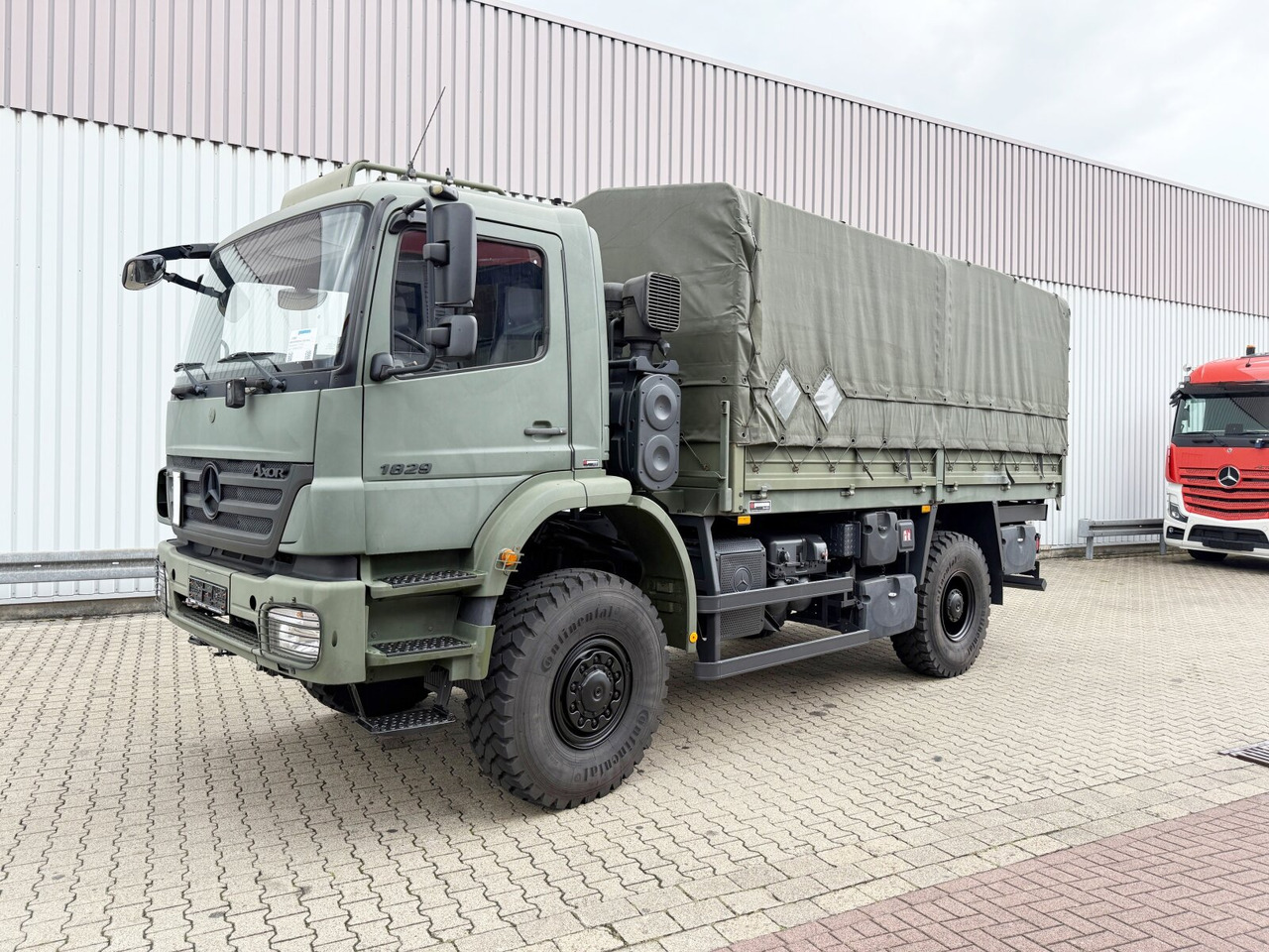 Mercedes-Benz Axor 1829 A 4x4 Axor 1829 A 4x4, Ex-Bundeswehr - Vrachtwagen met open laadbak: afbeelding 1 Mercedes-Benz Axor 1829 A 4x4 Axor 1829 A 4x4, Ex-Bundeswehr - Vrachtwagen met open laadbak: afbeelding 1