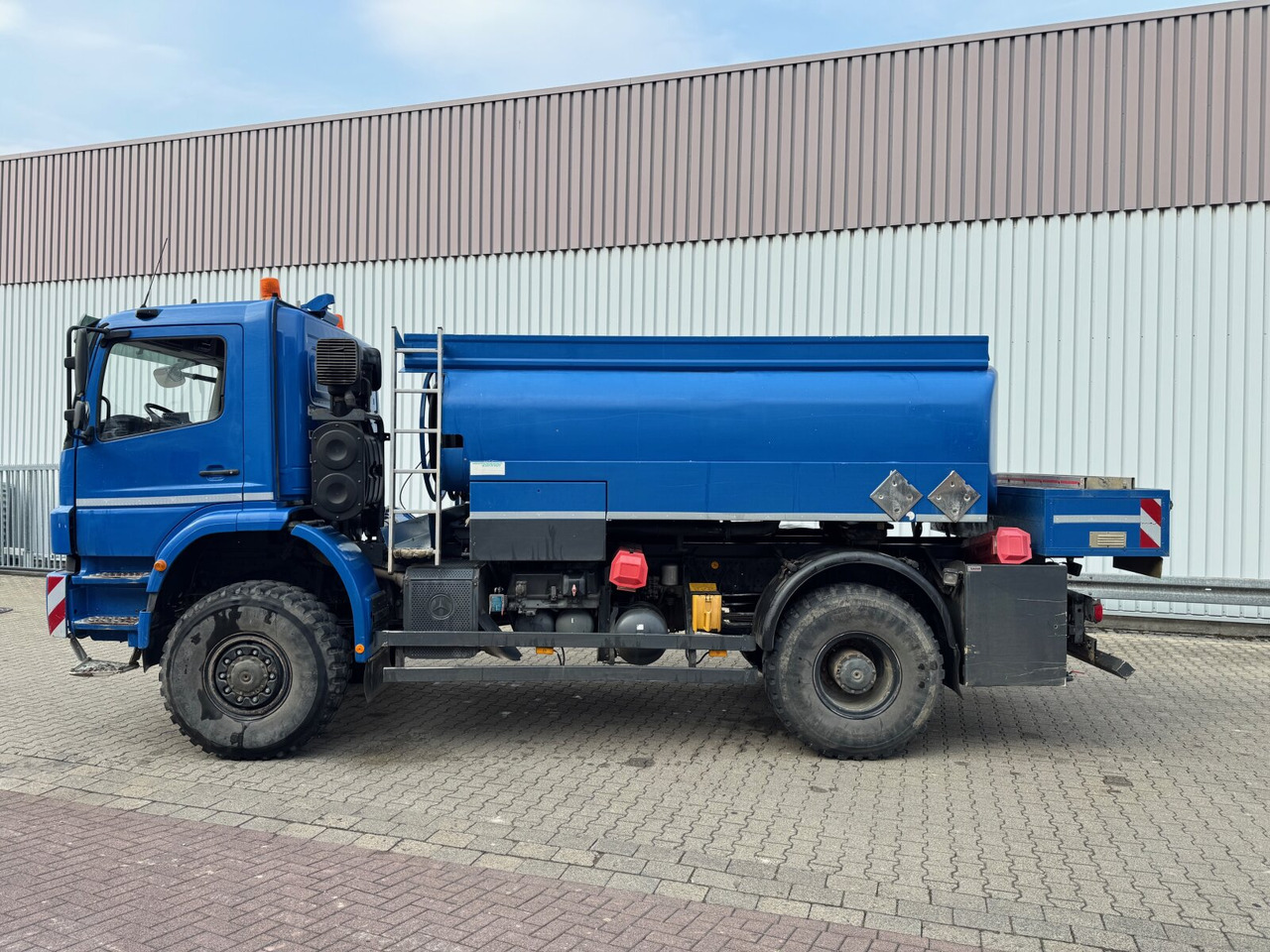 Mercedes-Benz Axor 1829 A 4x4 Axor 1829 A 4x4, Willig Tank ca. 8500l, 2 Kammern - Tankwagen: afbeelding 3 Mercedes-Benz Axor 1829 A 4x4 Axor 1829 A 4x4, Willig Tank ca. 8500l, 2 Kammern - Tankwagen: afbeelding 3