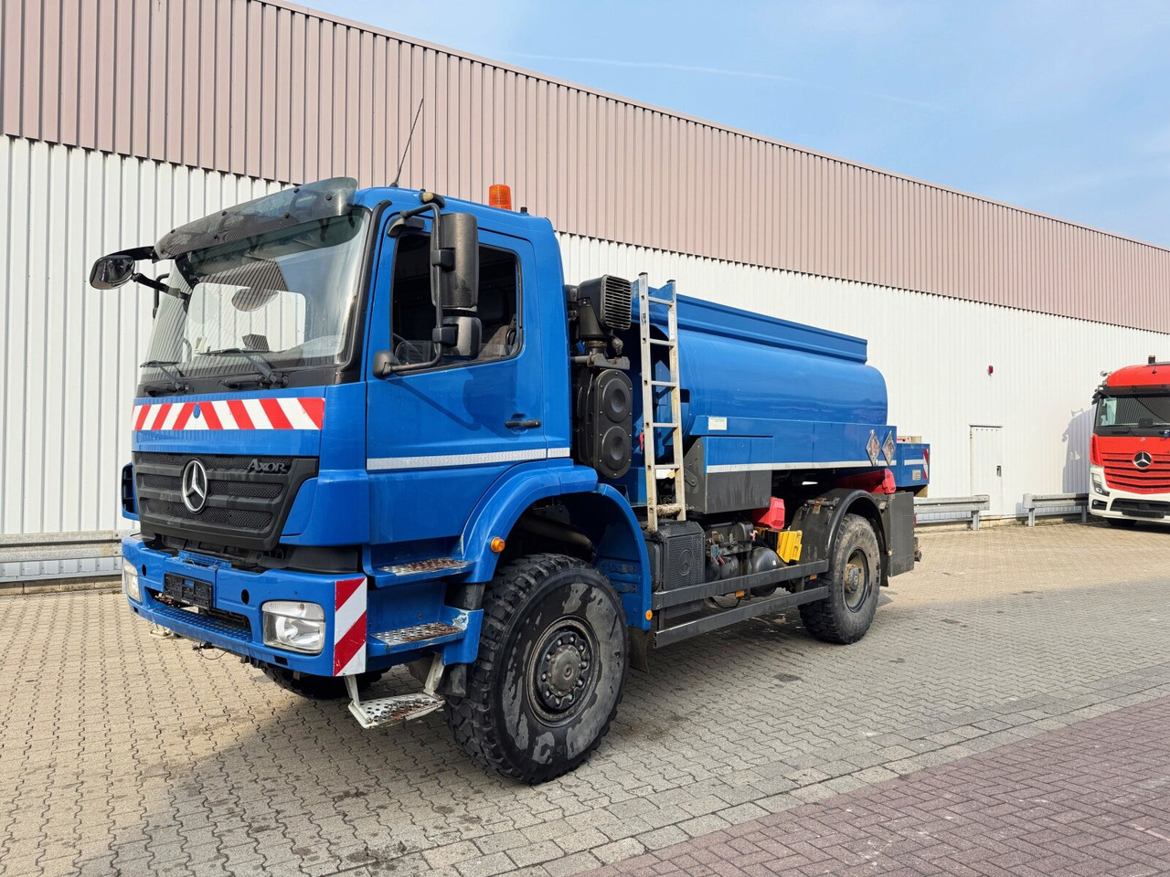 Mercedes-Benz Axor 1829 A 4x4 Axor 1829 A 4x4, Willig Tank ca. 8500l, 2 Kammern - Tankwagen: afbeelding 1 Mercedes-Benz Axor 1829 A 4x4 Axor 1829 A 4x4, Willig Tank ca. 8500l, 2 Kammern - Tankwagen: afbeelding 1