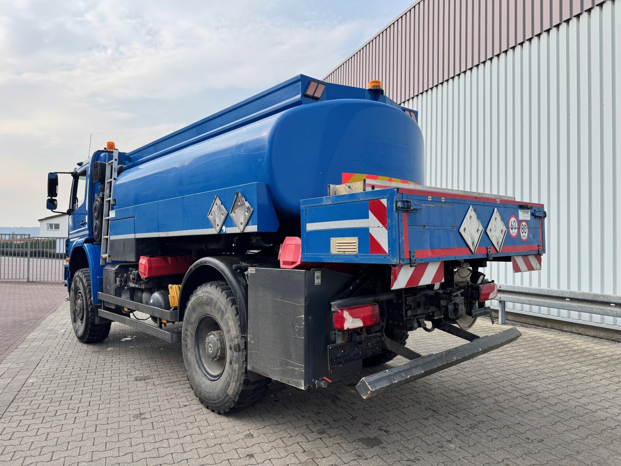Mercedes-Benz Axor 1829 A 4x4 Axor 1829 A 4x4, Willig Tank ca. 8500l, 2 Kammern - Tankwagen: afbeelding 2 Mercedes-Benz Axor 1829 A 4x4 Axor 1829 A 4x4, Willig Tank ca. 8500l, 2 Kammern - Tankwagen: afbeelding 2