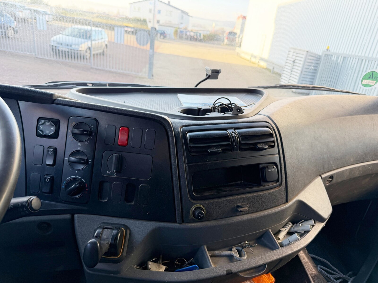 Mercedes-Benz Axor 1829 L 4x2 Axor 1829 L 4x2, 6-Sitzer - Vrachtwagen met open laadbak: afbeelding 4 Mercedes-Benz Axor 1829 L 4x2 Axor 1829 L 4x2, 6-Sitzer - Vrachtwagen met open laadbak: afbeelding 4