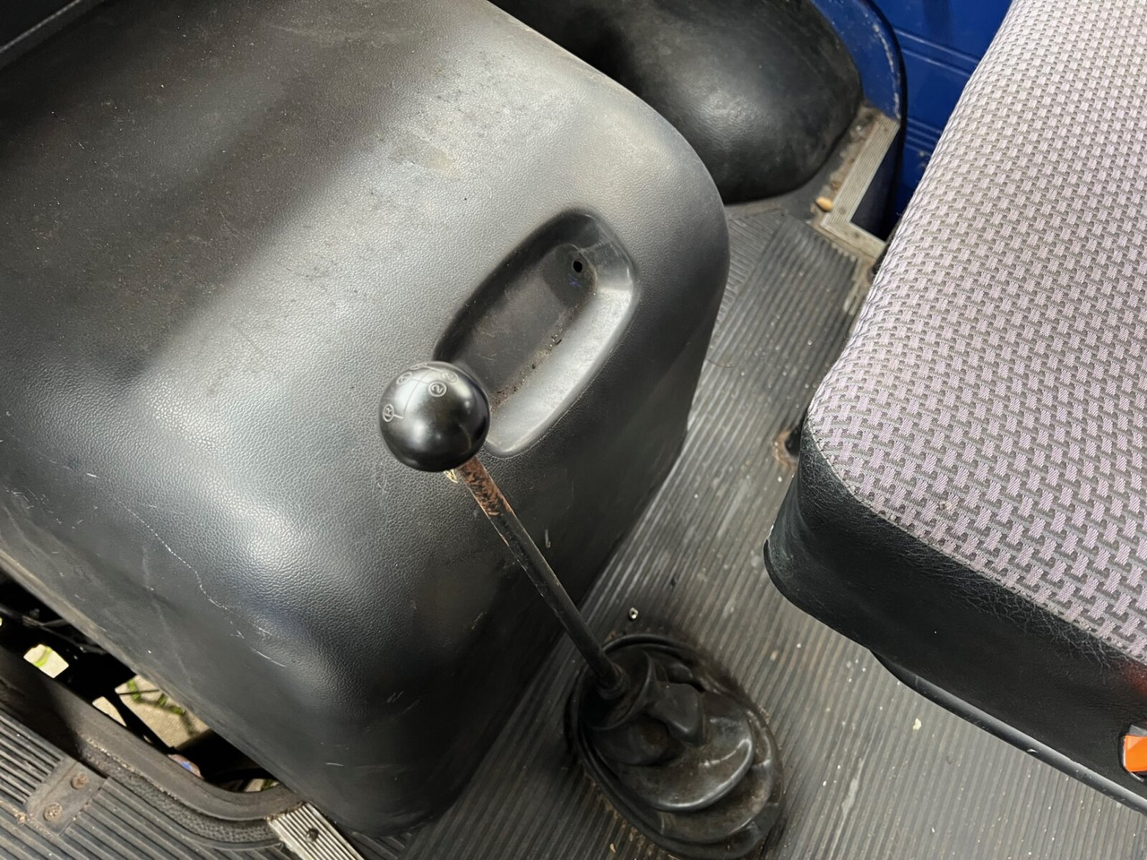 Mercedes-Benz L 407 D 4x2 Doka L 407 D 4x2 Doka, Ex-THW - Schuifzeilen vrachtwagen: afbeelding 3 Mercedes-Benz L 407 D 4x2 Doka L 407 D 4x2 Doka, Ex-THW - Schuifzeilen vrachtwagen: afbeelding 3