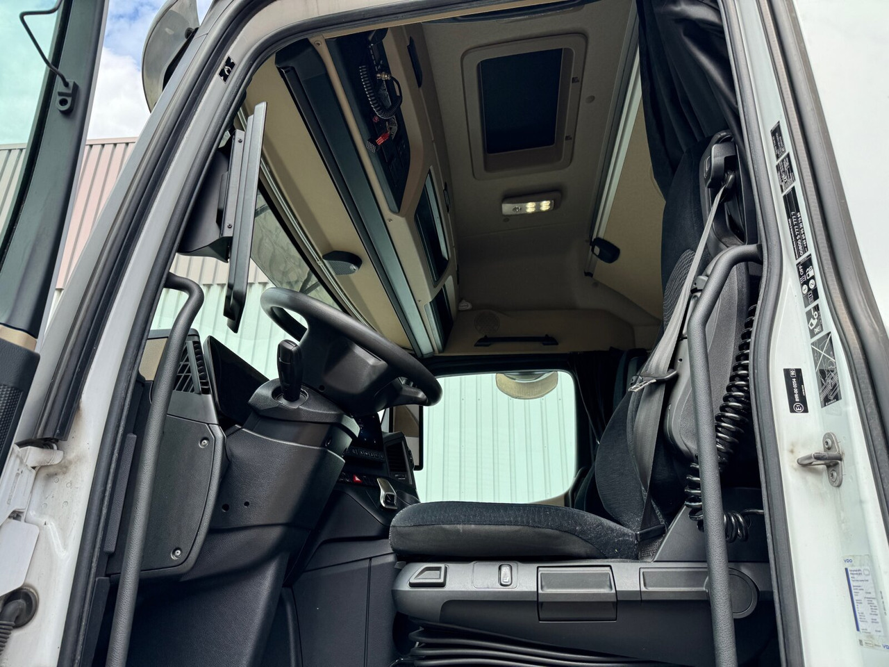 Interieur foto 1: Trekker Mercedes-Benz Actros 1848 LS 4x2 Actros 1848 LS 4x2, Vollumer ,Retarder