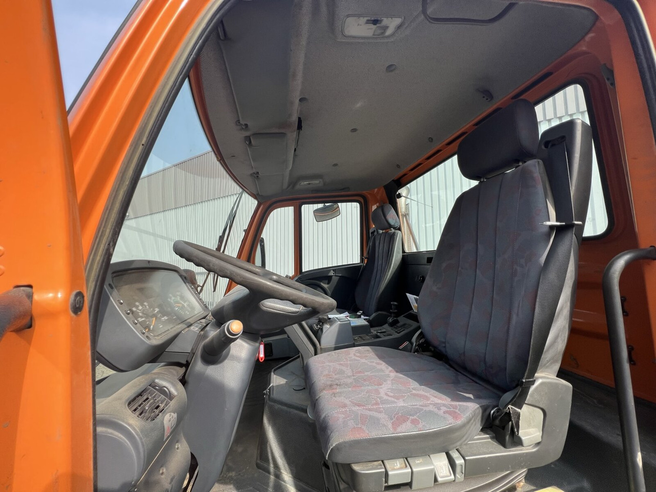 Interieur foto 2: Kipper vrachtwagen, Gemeentelijke machine/ Speciaal Unimog U 300 4x4 U 300 4x4, Kipper, Kommunalhydraulik, VarioPilot, Zapfwelle