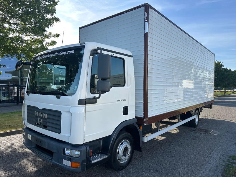 MAN TGL 12.210 MANUAL + 2000 KG LIFT + 2.60 M HIGH BIG BOX + AIRCO + SPRING / SPRING + 3 SEATS - Bakwagen: afbeelding 1 MAN TGL 12.210 MANUAL + 2000 KG LIFT + 2.60 M HIGH BIG BOX + AIRCO + SPRING / SPRING + 3 SEATS - Bakwagen: afbeelding 1