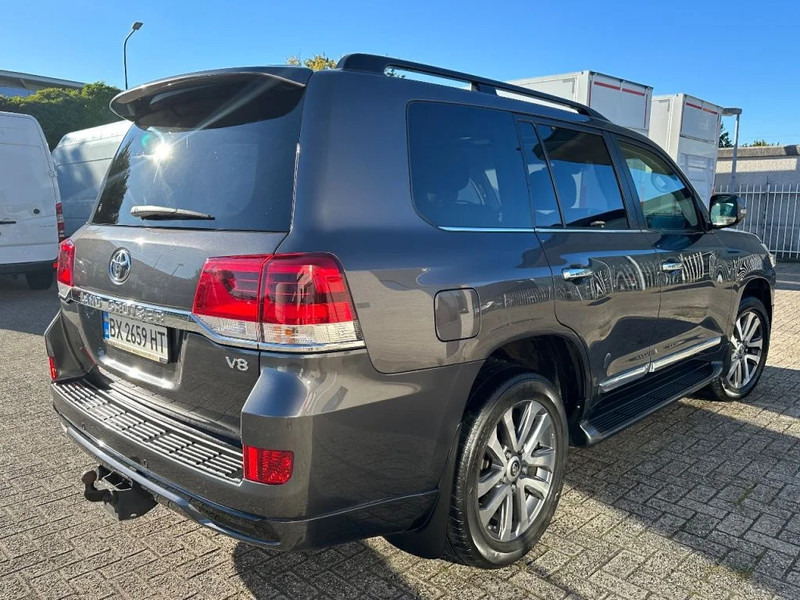 Toyota Land Cruiser V8 LAND CRUISER 200 V8 + CAMERA 360 + FRIDGE + DIESEL + ONLY EXPORT - SUV: afbeelding 5 Toyota Land Cruiser V8 LAND CRUISER 200 V8 + CAMERA 360 + FRIDGE + DIESEL + ONLY EXPORT - SUV: afbeelding 5