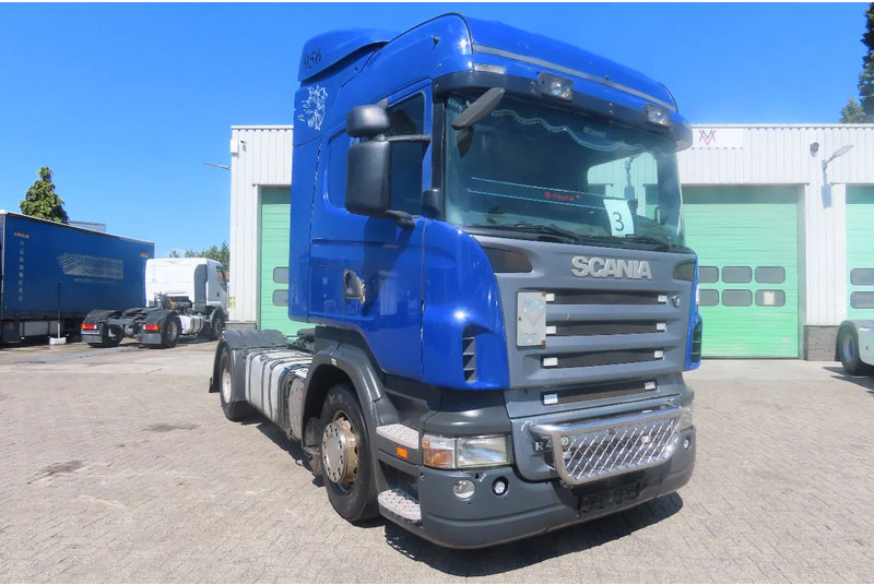 Scania R420 Manual gear, 2 tanks, Frigo , 2 beds - Trekker: afbeelding 3 Scania R420 Manual gear, 2 tanks, Frigo , 2 beds - Trekker: afbeelding 3