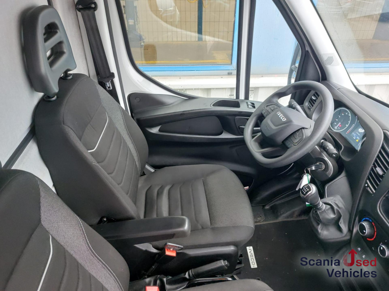 IVECO 35 C 16 Koffer Ladebordwand - Bestelwagen gesloten laadbak: afbeelding 2 IVECO 35 C 16 Koffer Ladebordwand - Bestelwagen gesloten laadbak: afbeelding 2