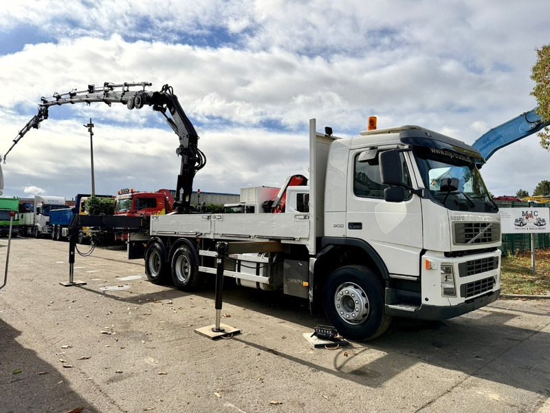 Volvo FM 300 6x4 + (25.8m!) PRITSCHE + KRAN HIAB 245 E-5 + JIB 65 X-3 + 2 ME - *228.000km* - MANUAL - A/C - EURO 3 - BELGIAN TRUCK - Vrachtwagen met open laadbak, Kraanwagen: afbeelding 2 Volvo FM 300 6x4 + (25.8m!) PRITSCHE + KRAN HIAB 245 E-5 + JIB 65 X-3 + 2 ME - *228.000km* - MANUAL - A/C - EURO 3 - BELGIAN TRUCK - Vrachtwagen met open laadbak, Kraanwagen: afbeelding 2