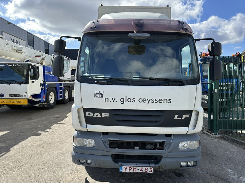 DAF LF 55.250 12T - GLASTRANSPORT / GLASRESTEEL - AIR SUSPENSION - EURO 4 - BELGIAN REGISTRATION - Vrachtwagen: afbeelding 2 DAF LF 55.250 12T - GLASTRANSPORT / GLASRESTEEL - AIR SUSPENSION - EURO 4 - BELGIAN REGISTRATION - Vrachtwagen: afbeelding 2