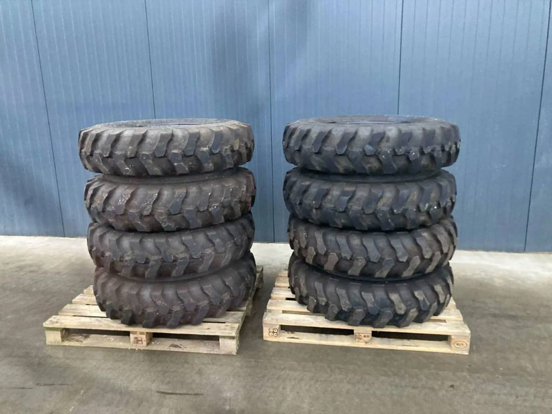 Apollo 1000 x 20 Set / 10.00 x 20: 4x2 Tyres - Banden en velgen voor Bouwmachine: afbeelding 1 Apollo 1000 x 20 Set / 10.00 x 20: 4x2 Tyres - Banden en velgen voor Bouwmachine: afbeelding 1