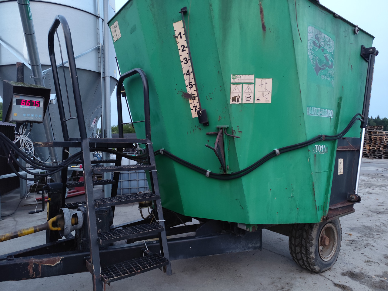 Auto-Agro T-011 - Voermengwagen: afbeelding 1 Auto-Agro T-011 - Voermengwagen: afbeelding 1