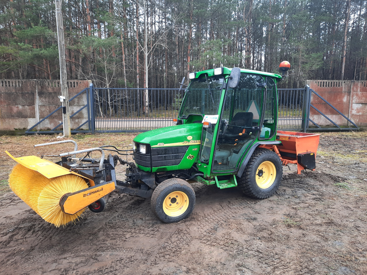 JOHN DEERE 4110 - Tractor: afbeelding 1 JOHN DEERE 4110 - Tractor: afbeelding 1