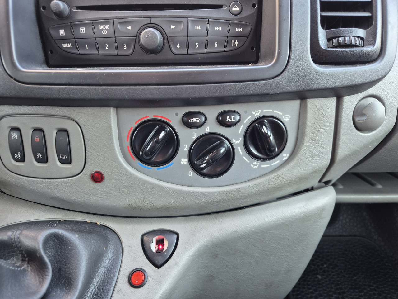 RENAULT Trafic 2.0 dCi 115 KM - Ambulance: afbeelding 5 RENAULT Trafic 2.0 dCi 115 KM - Ambulance: afbeelding 5