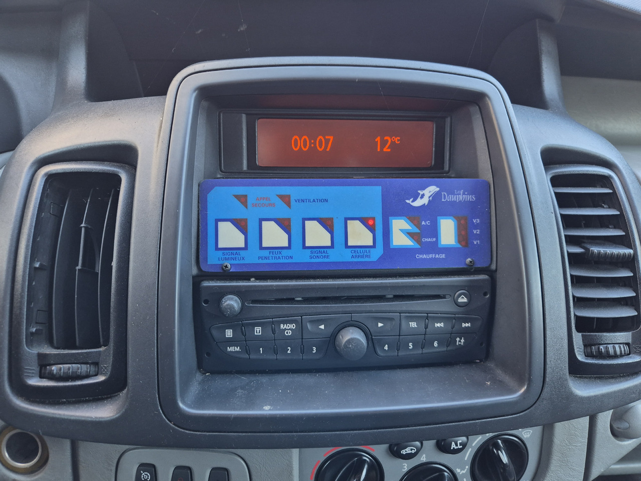 RENAULT Trafic 2.0 dCi 115 KM - Ambulance: afbeelding 3 RENAULT Trafic 2.0 dCi 115 KM - Ambulance: afbeelding 3