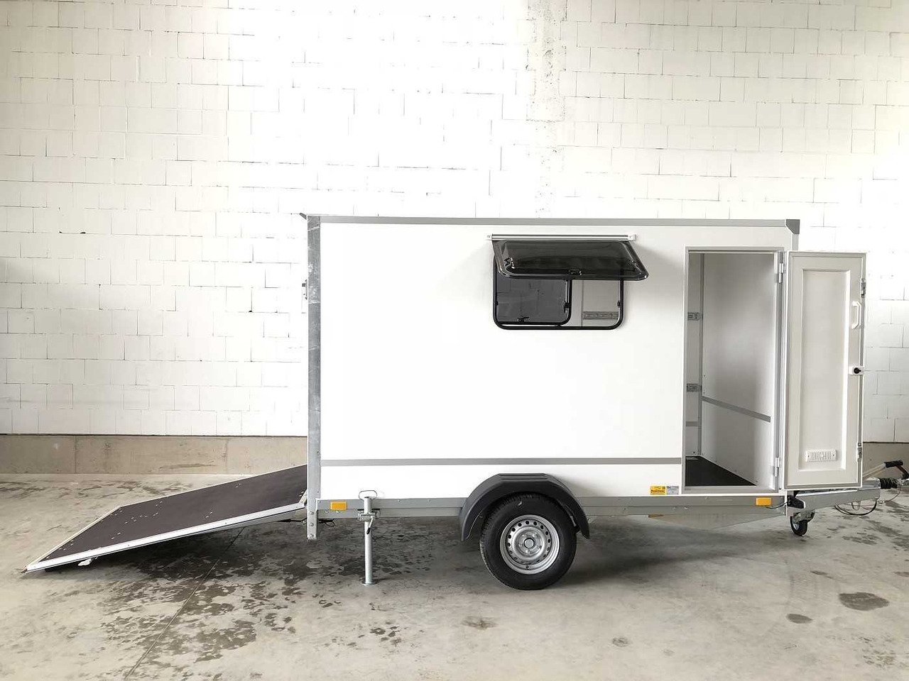 BLYSS F1330HD Rampe Tür 2 Fenster Kofferanhänger - Gesloten aanhangwagen: afbeelding 1 BLYSS F1330HD Rampe Tür 2 Fenster Kofferanhänger - Gesloten aanhangwagen: afbeelding 1