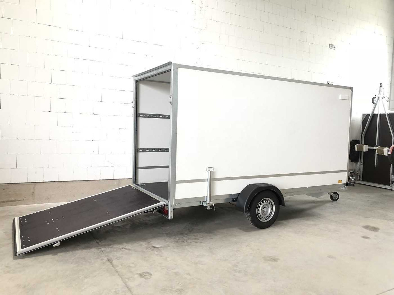 BLYSS F1336HD Rampe Kofferanhänger - Gesloten aanhangwagen: afbeelding 1 BLYSS F1336HD Rampe Kofferanhänger - Gesloten aanhangwagen: afbeelding 1