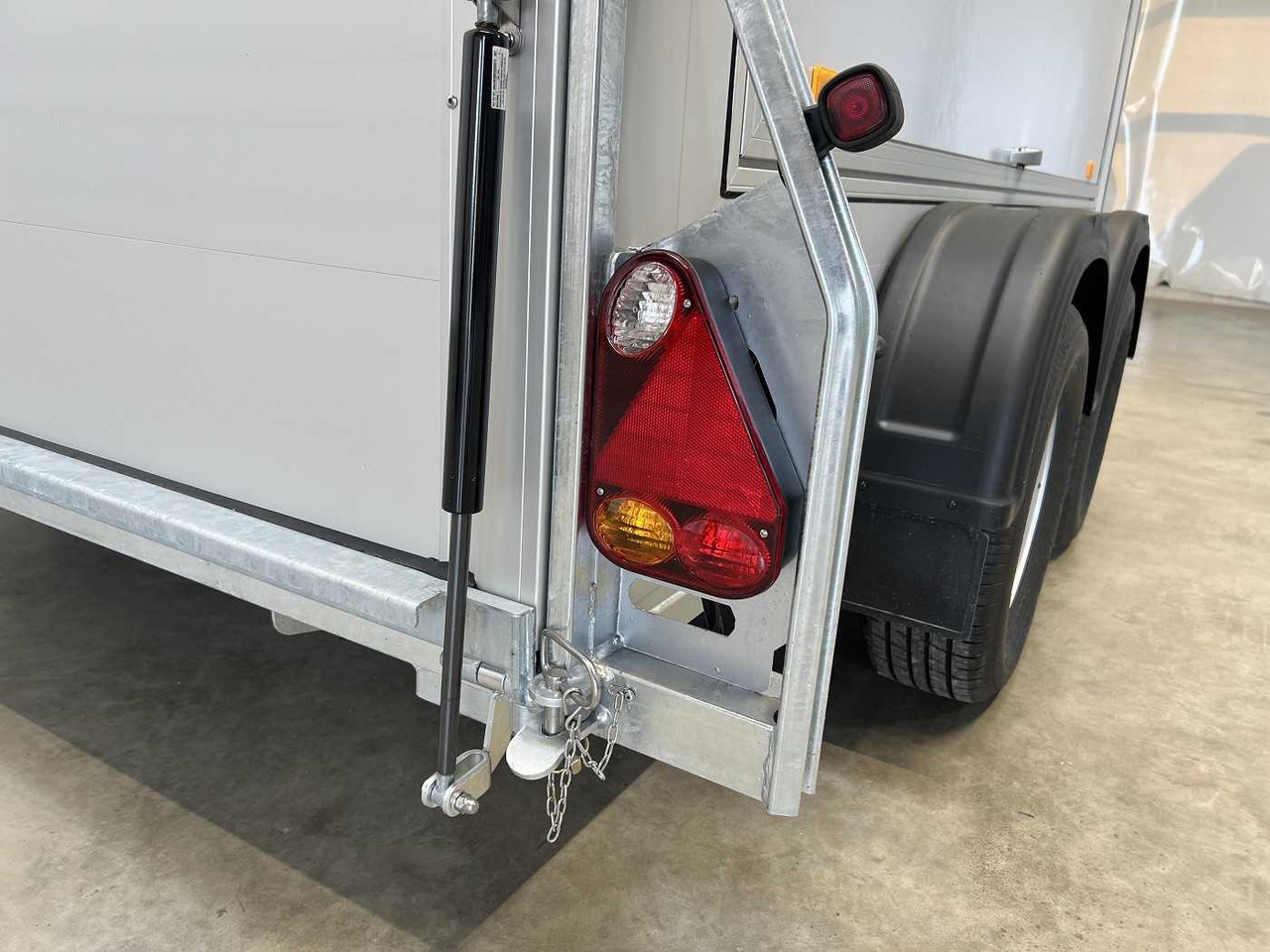 CHEVAL LIBERTE DEBON C500 Fourgon Verk.Kl re +Tür Kofferanhänger - Verkoopwagen: afbeelding 4 CHEVAL LIBERTE DEBON C500 Fourgon Verk.Kl re +Tür Kofferanhänger - Verkoopwagen: afbeelding 4