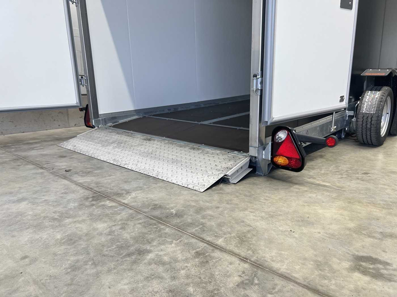 VEZEKO Husky FB K 35.40 SP EP Kofferanhänger - Gesloten aanhangwagen: afbeelding 4 VEZEKO Husky FB K 35.40 SP EP Kofferanhänger - Gesloten aanhangwagen: afbeelding 4