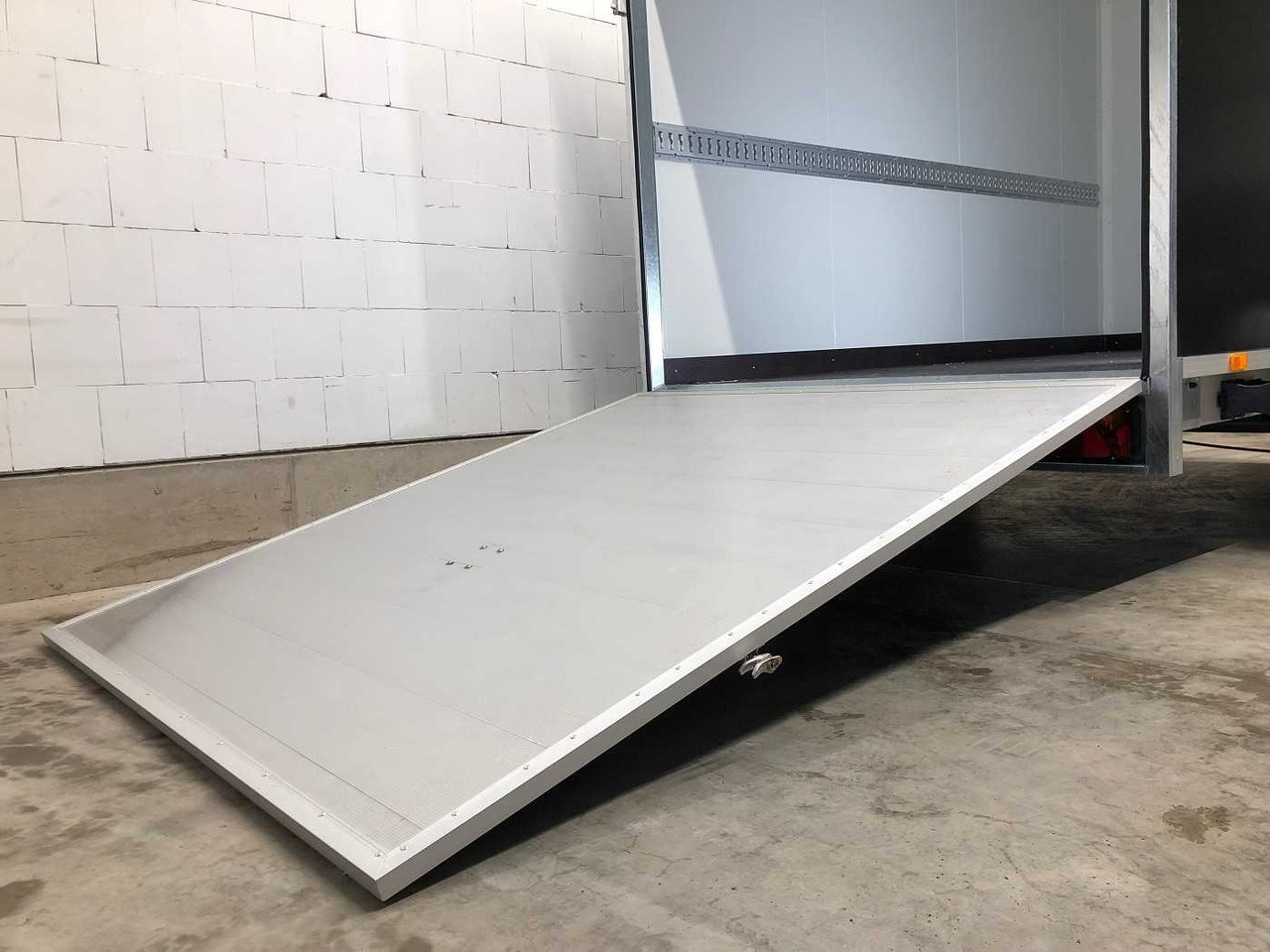 Nieuw Gesloten aanhangwagen VEZEKO TK C 27.35 Rampe Kofferanhänger: afbeelding 21