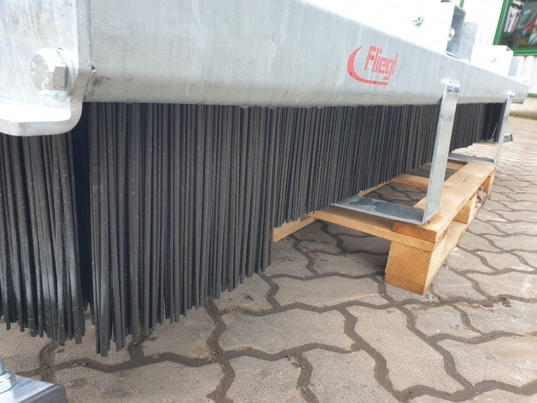 Fliegl Kehrbesen Löwe 3,00m* - Maaimachine: afbeelding 5 Fliegl Kehrbesen Löwe 3,00m* - Maaimachine: afbeelding 5