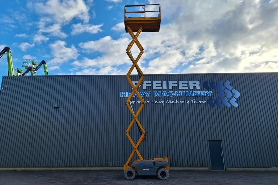 Haulotte Compact 12RTE Electric, 12m Working Height, 450kg - Schaarlift: afbeelding 3 Haulotte Compact 12RTE Electric, 12m Working Height, 450kg - Schaarlift: afbeelding 3