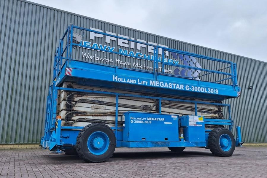 Holland Lift Megastar G-300DL30/S Diesel, 4x4x4 Drive, 33.5m Wo - Schaarlift: afbeelding 1 Holland Lift Megastar G-300DL30/S Diesel, 4x4x4 Drive, 33.5m Wo - Schaarlift: afbeelding 1