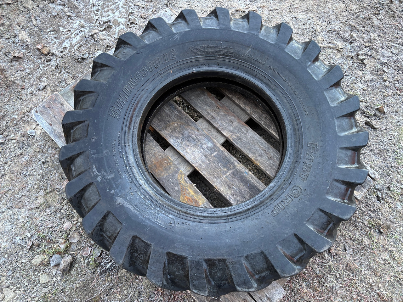 Bridgestone Fast Grip - Band voor Bouwmachine: afbeelding 1 Bridgestone Fast Grip - Band voor Bouwmachine: afbeelding 1