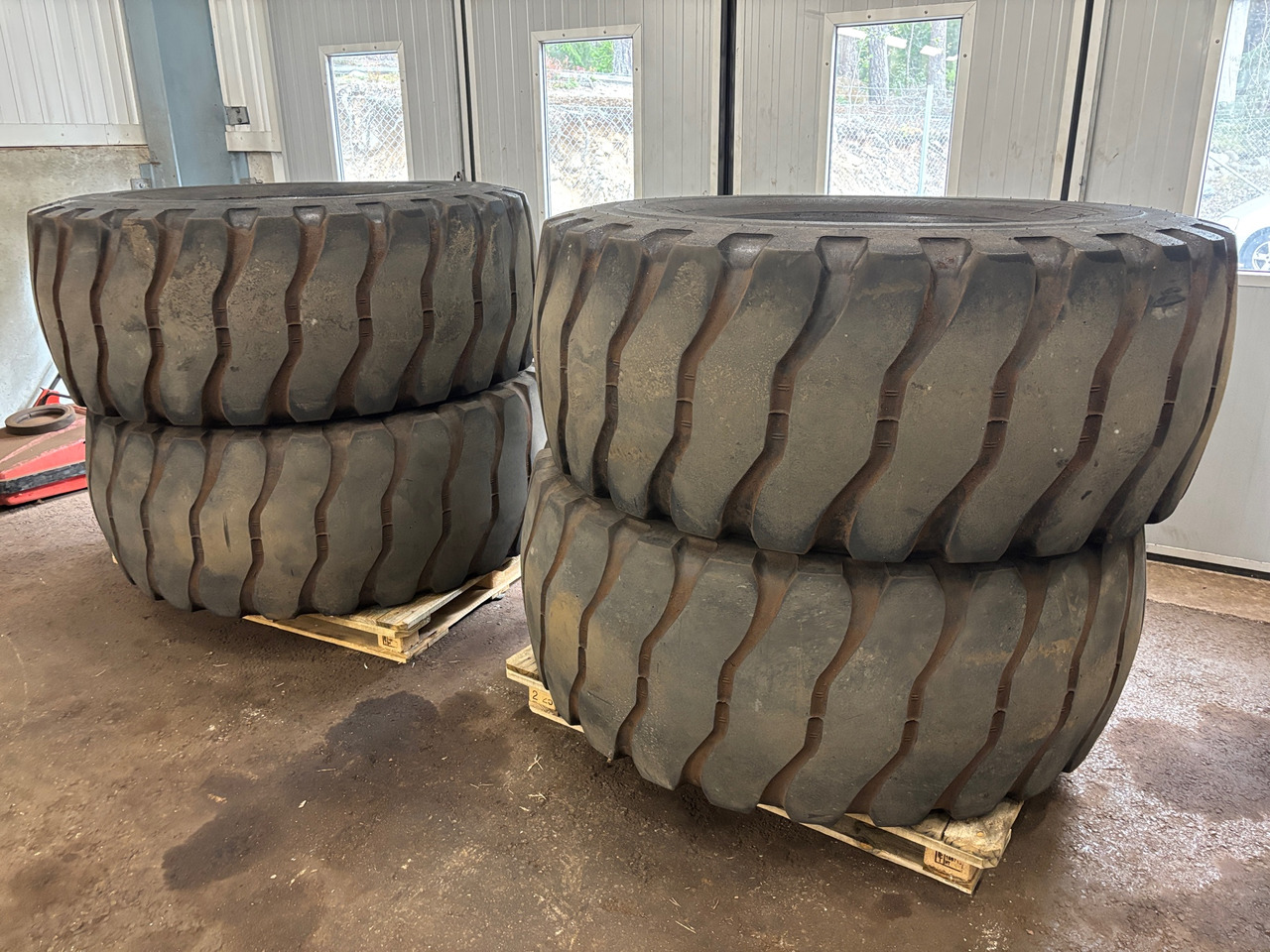Bridgestone V-Steel L-traction - Band voor Bouwmachine: afbeelding 1 Bridgestone V-Steel L-traction - Band voor Bouwmachine: afbeelding 1
