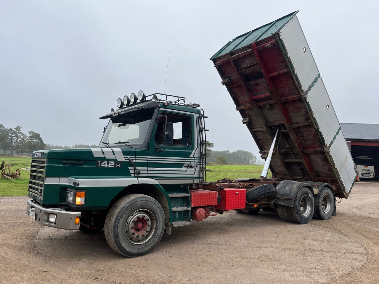 Scania T142H 6X2 54 - Kipper vrachtwagen: afbeelding 1 Scania T142H 6X2 54 - Kipper vrachtwagen: afbeelding 1
