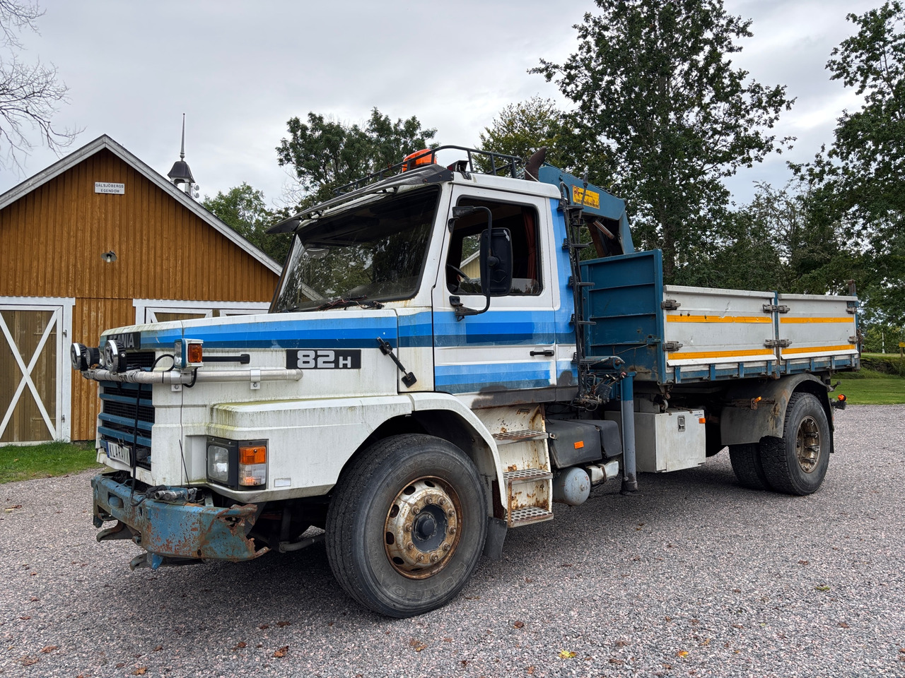 Scania T82h 4x2 50 - Vrachtwagen met open laadbak, Kraanwagen: afbeelding 1 Scania T82h 4x2 50 - Vrachtwagen met open laadbak, Kraanwagen: afbeelding 1