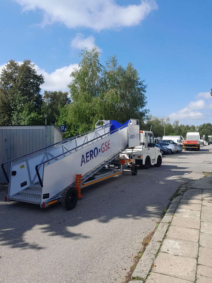 AERO-GSE stairs Towable stairs with the pedestrian movement ( 2,4-3,8m) - Passagierstrap: afbeelding 1 AERO-GSE stairs Towable stairs with the pedestrian movement ( 2,4-3,8m) - Passagierstrap: afbeelding 1