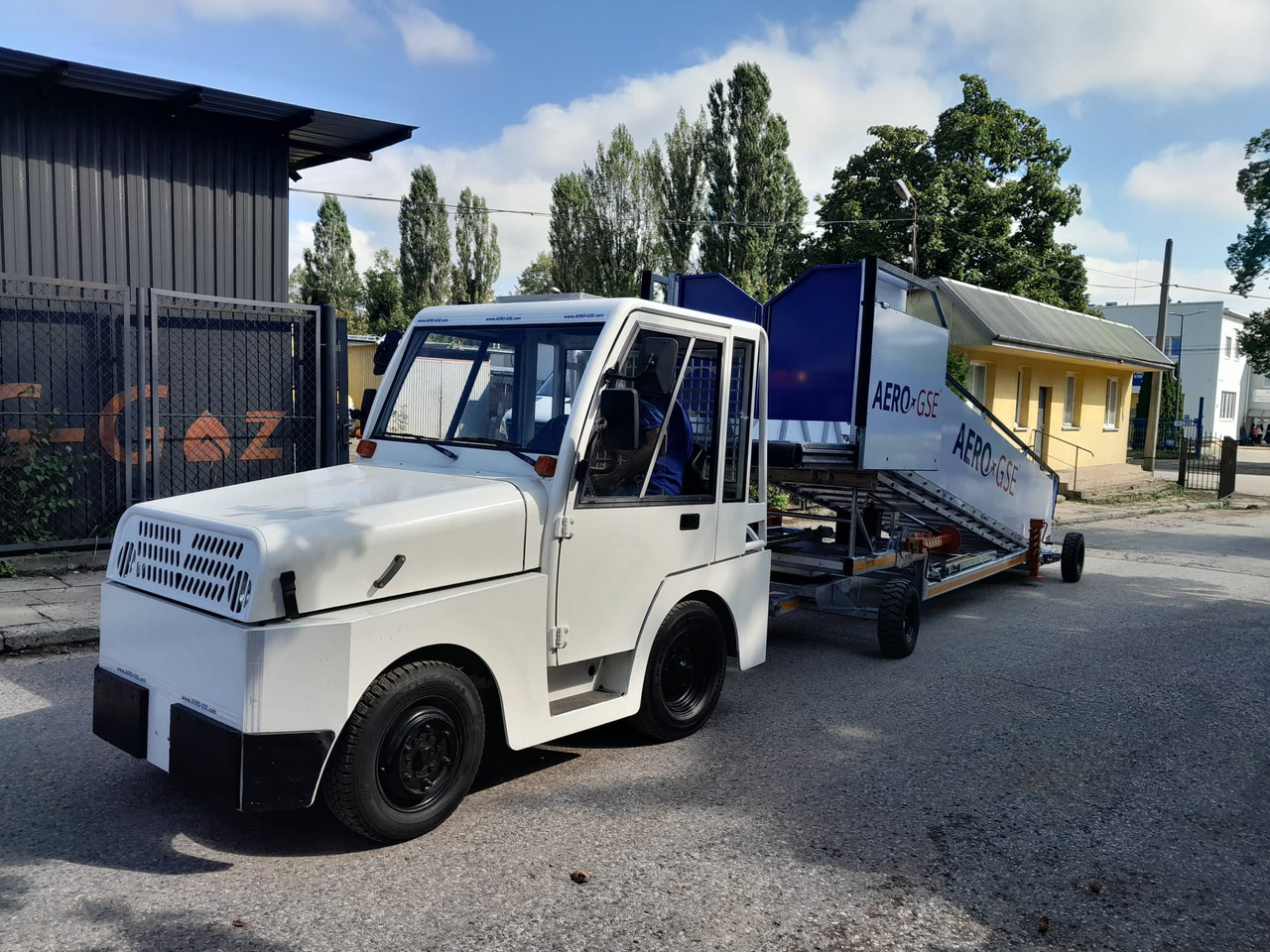 AERO-GSE stairs Towable stairs with the pedestrian movement ( 2,4-3,8m) - Passagierstrap: afbeelding 3 AERO-GSE stairs Towable stairs with the pedestrian movement ( 2,4-3,8m) - Passagierstrap: afbeelding 3