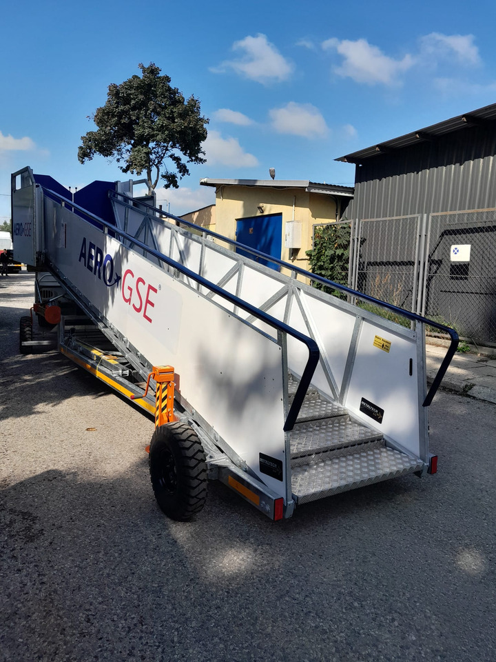 AERO-GSE stairs Towable stairs with the pedestrian movement ( 2,4-3,8m) - Passagierstrap: afbeelding 2 AERO-GSE stairs Towable stairs with the pedestrian movement ( 2,4-3,8m) - Passagierstrap: afbeelding 2