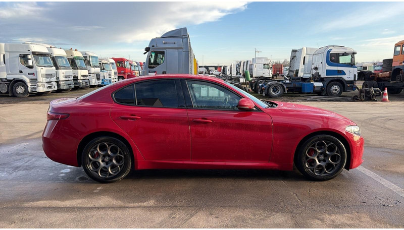 Alfa Romeo Giulia 2.0T (BELGIAN CAR / 200 PS / AUTOMATIC GEARBOX / NAVI / AIRCO / MEMORY SEATS / CAMERA) - Sedan: afbeelding 4 Alfa Romeo Giulia 2.0T (BELGIAN CAR / 200 PS / AUTOMATIC GEARBOX / NAVI / AIRCO / MEMORY SEATS / CAMERA) - Sedan: afbeelding 4