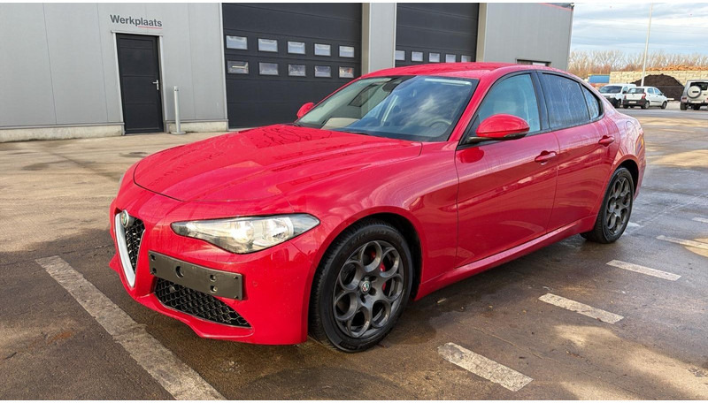 Alfa Romeo Giulia 2.0T (BELGIAN CAR / 200 PS / AUTOMATIC GEARBOX / NAVI / AIRCO / MEMORY SEATS / CAMERA) - Sedan: afbeelding 1 Alfa Romeo Giulia 2.0T (BELGIAN CAR / 200 PS / AUTOMATIC GEARBOX / NAVI / AIRCO / MEMORY SEATS / CAMERA) - Sedan: afbeelding 1