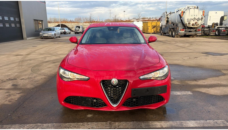 Alfa Romeo Giulia 2.0T (BELGIAN CAR / 200 PS / AUTOMATIC GEARBOX / NAVI / AIRCO / MEMORY SEATS / CAMERA) - Sedan: afbeelding 2 Alfa Romeo Giulia 2.0T (BELGIAN CAR / 200 PS / AUTOMATIC GEARBOX / NAVI / AIRCO / MEMORY SEATS / CAMERA) - Sedan: afbeelding 2